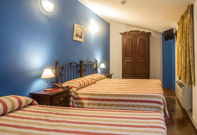 اتاق استاندارد سه نفره, Hostal San Cayetano