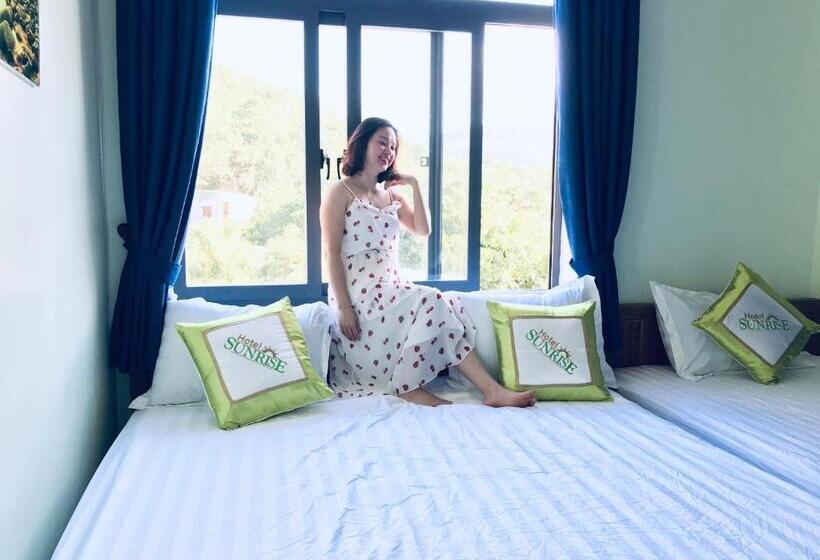 اتاق استاندارد سه تخته با بالکن, Sunrise