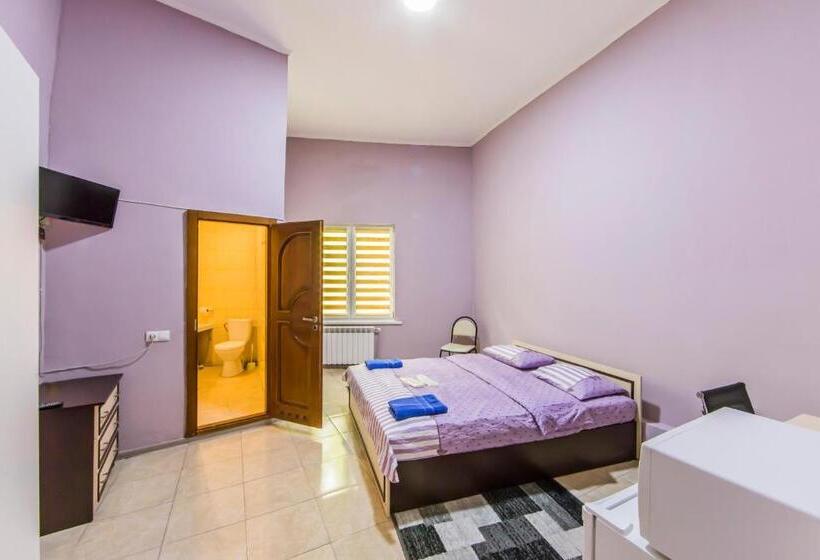 1 Szobás Apartman, комфортный номер в уютном апарт отеле