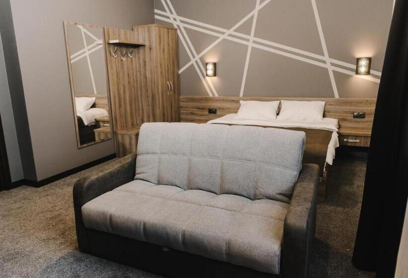 سوییت جونیور, готельно рестораний комплекс Silver