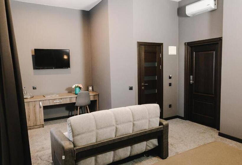 سوییت جونیور, готельно рестораний комплекс Silver