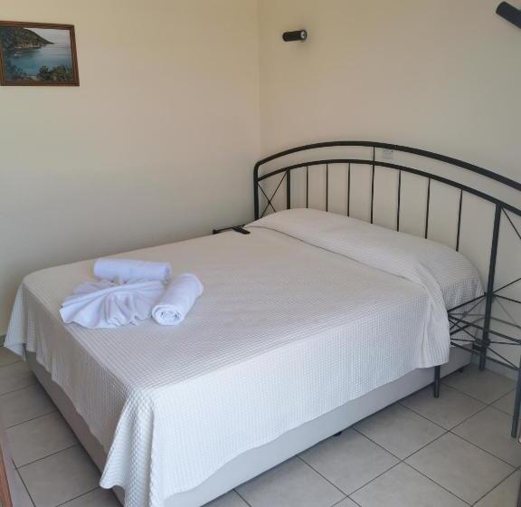 חדר אקונומי, Y & P Latchi