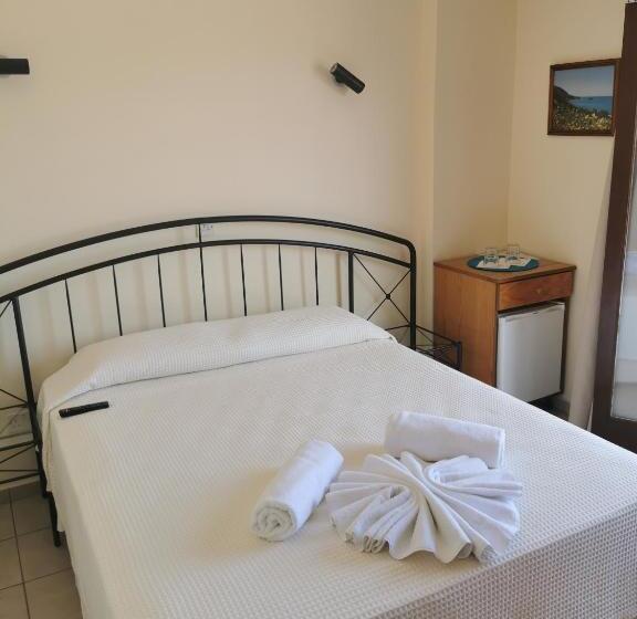 חדר בסיסי, Y & P Latchi