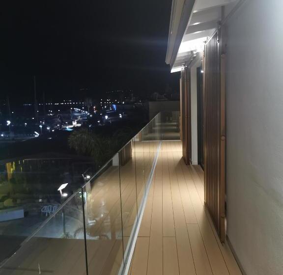 סוויטת דלוקס נוף לים, Y & P Latchi