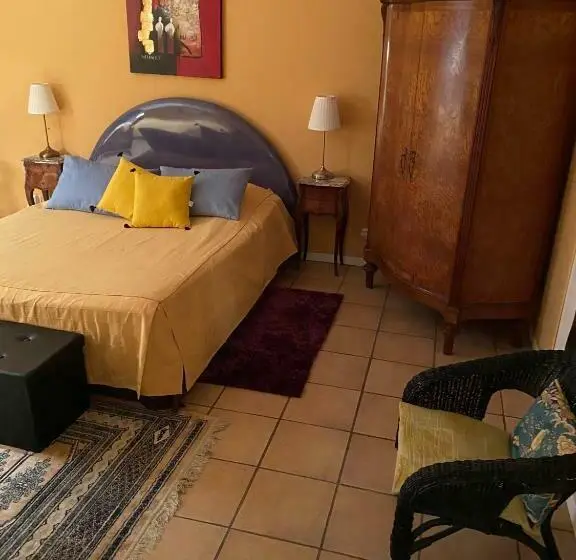 Comfort Kolmen Hengen Huone, Les Chambres De Rougemont
