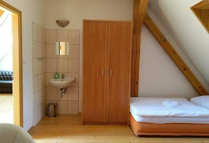 Habitació Triple Estàndard Vista Jardí, žabonosy Mlýn