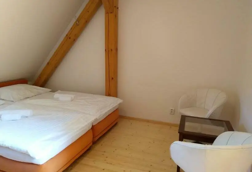 Habitació Triple Estàndard Vista Jardí, žabonosy Mlýn