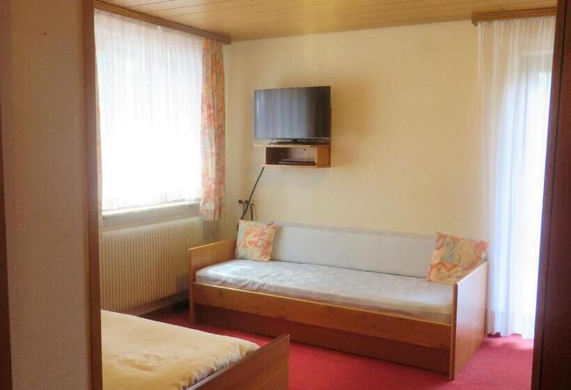 غرفة قياسية فردية, Conditorei Cafe Baier