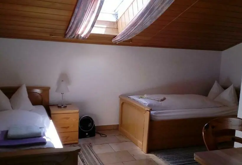 Standard Neljän Hengen Huone, Weinhotel Goger