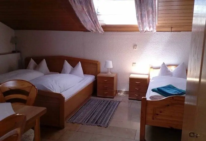 Standard Neljän Hengen Huone, Weinhotel Goger
