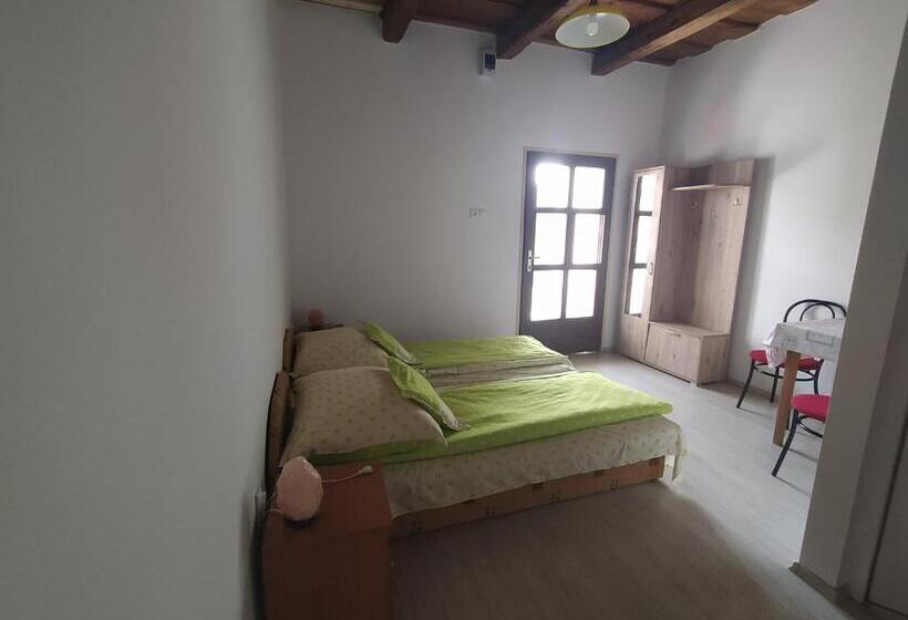 Номер Deluxe, Heni Vendégháza