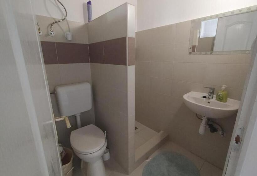 Номер Deluxe, Heni Vendégháza