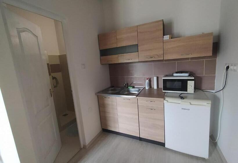 Номер Deluxe, Heni Vendégháza