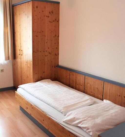 Standard Yhden Hengen Huone, Konditorei Binder