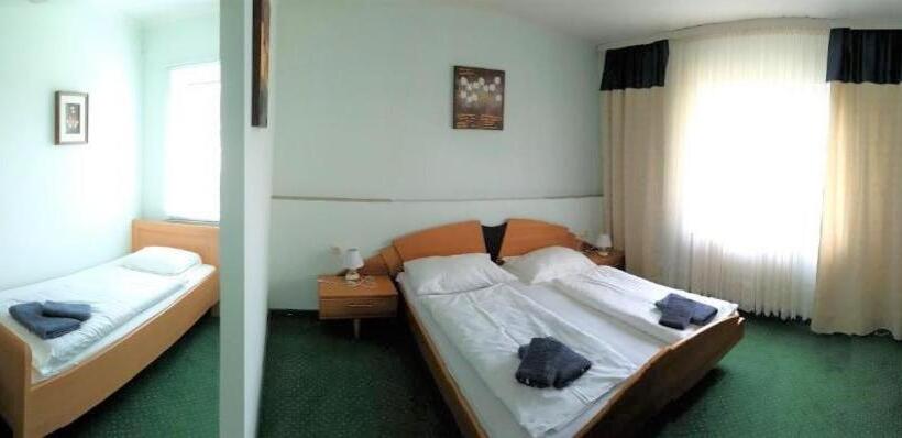 Standard Kolmen Hengen Huone, Konditorei Binder