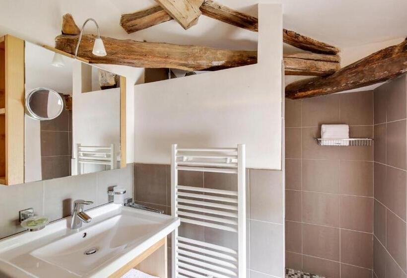 חדר סטנדרט לשלושה, Le Logis De Valandraud