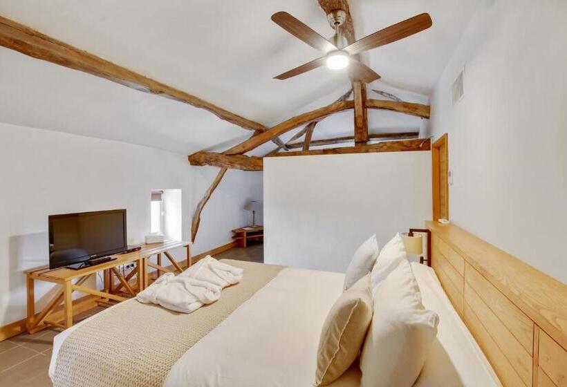 חדר סטנדרט לשלושה, Le Logis De Valandraud