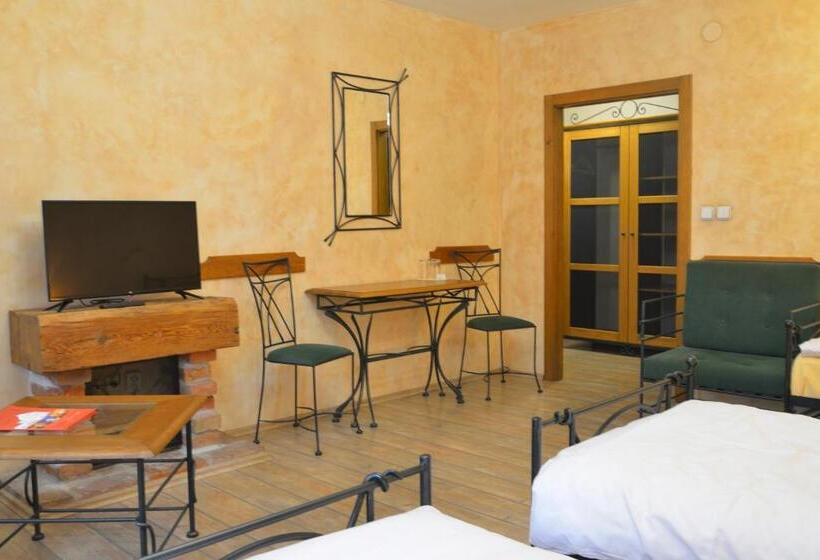 Standard Triple Room, Via Ironia