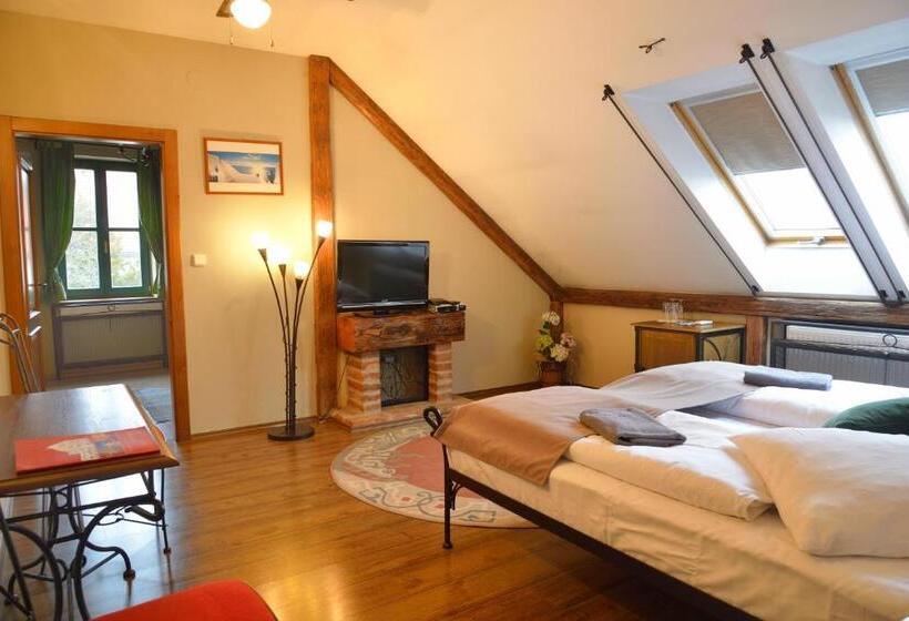 Standard Quadruple Room, Via Ironia