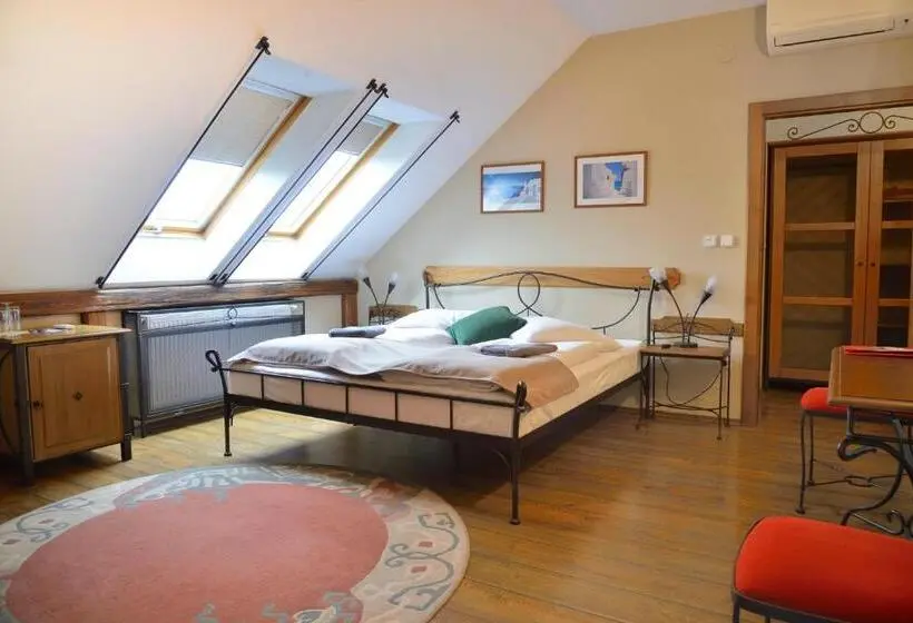 Standard Neljän Hengen Huone, Via Ironia