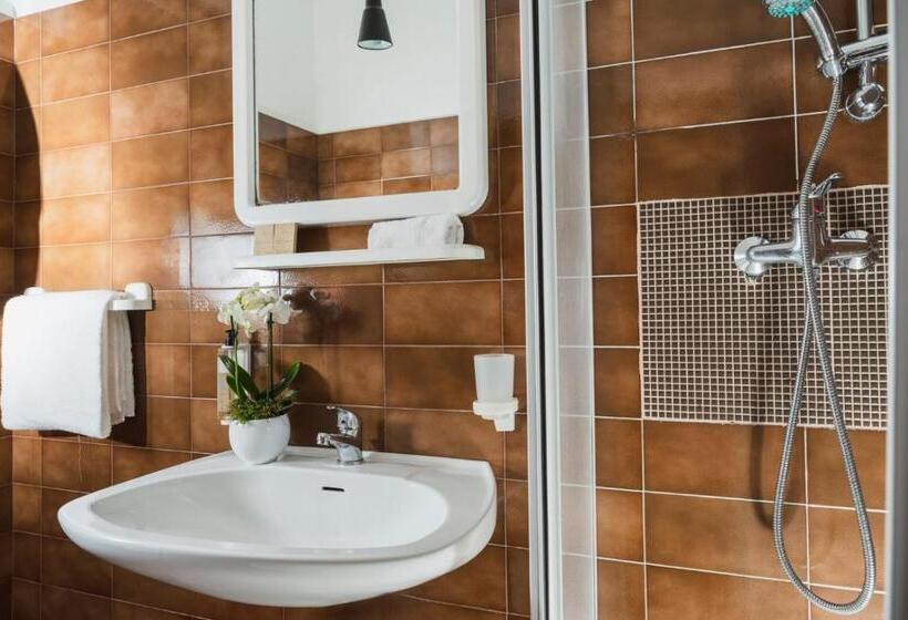 家庭间, Club La Villa