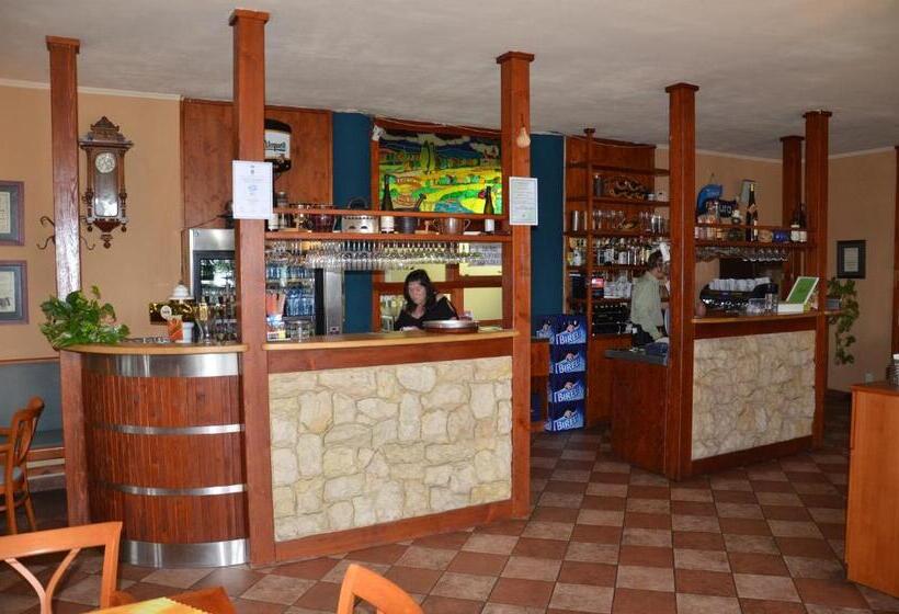 标准单人间, U Milína