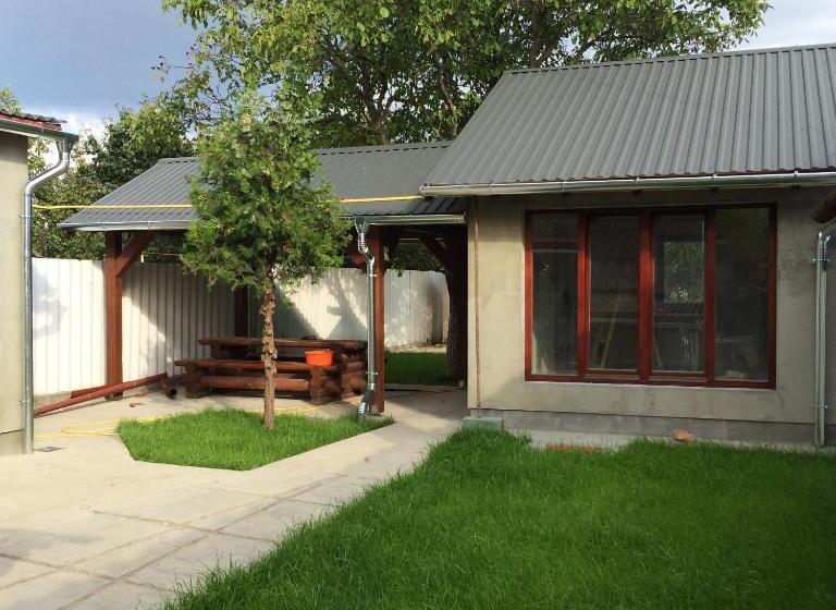 דירת שלושה חדרים, Bereg Travel