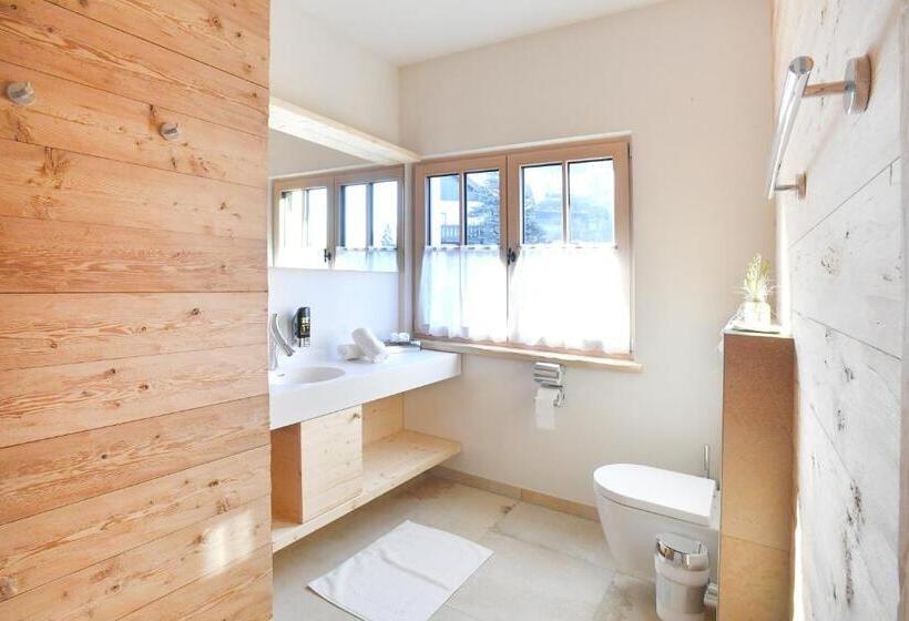 Suite with lake view, Florineum