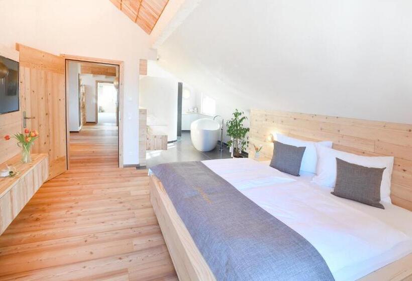 Suite with lake view, Florineum