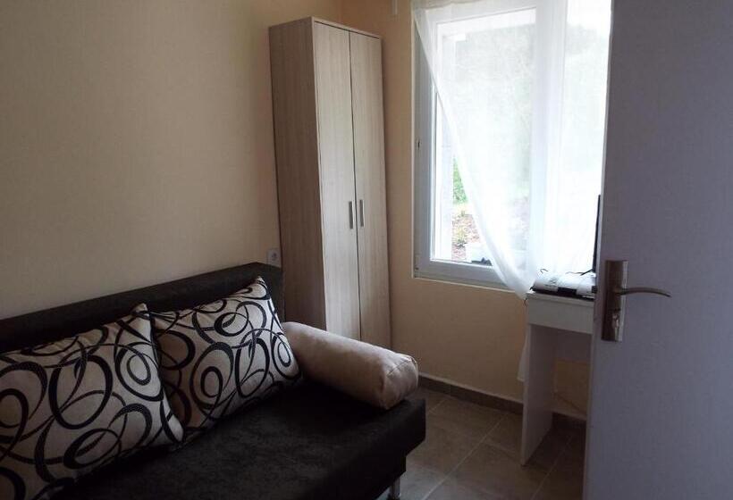 חדר בסיסי, The Illuminating House