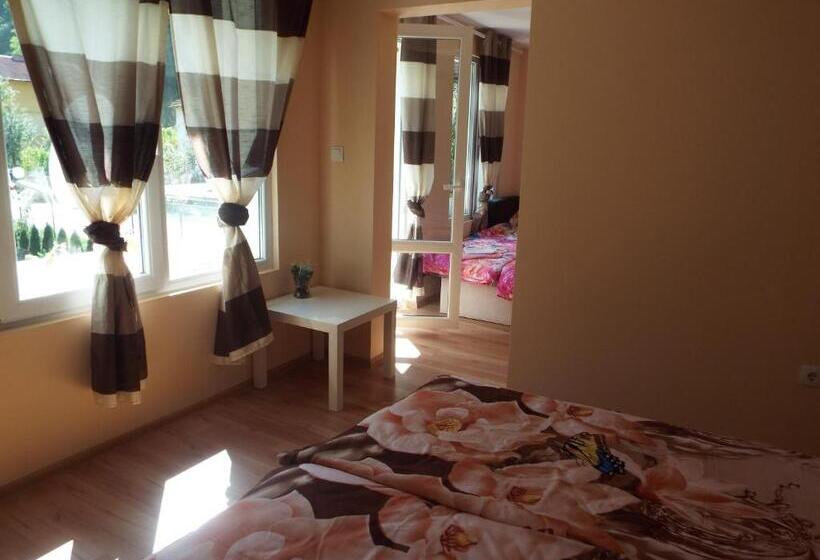 חדר משפחתי, The Illuminating House