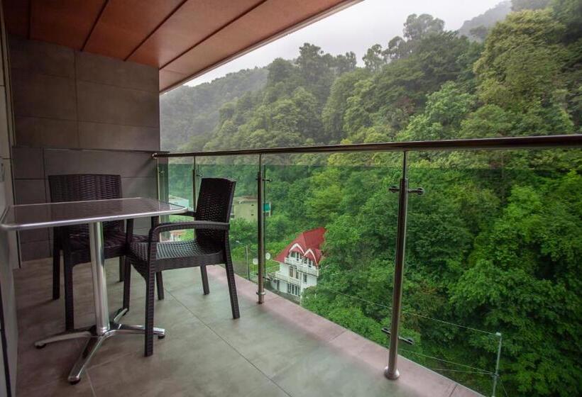 اتاق استاندارد سه نفره, Neptun Palace Kvariati