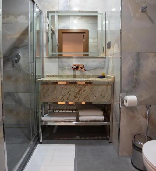 اتاق استاندارد سه نفره, Neptun Palace Kvariati