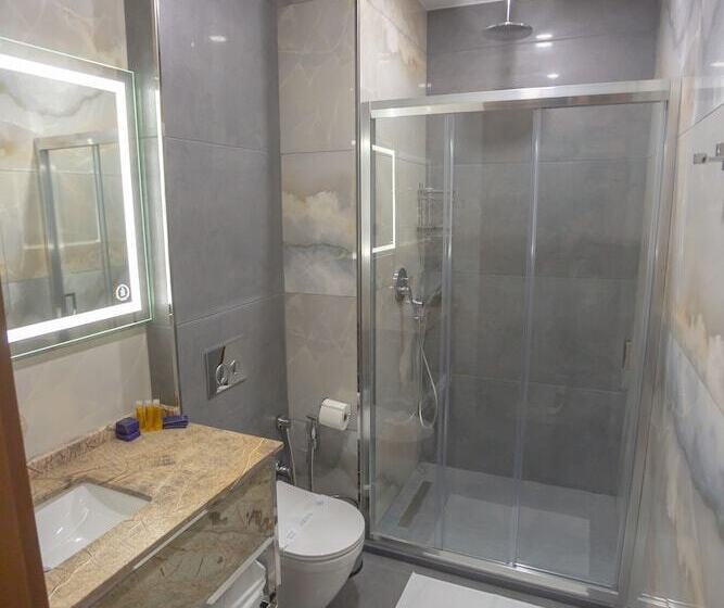 اتاق استاندارد سه نفره, Neptun Palace Kvariati