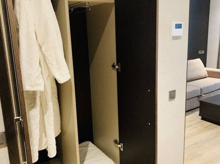 اتاق استاندارد سه نفره, Neptun Palace Kvariati