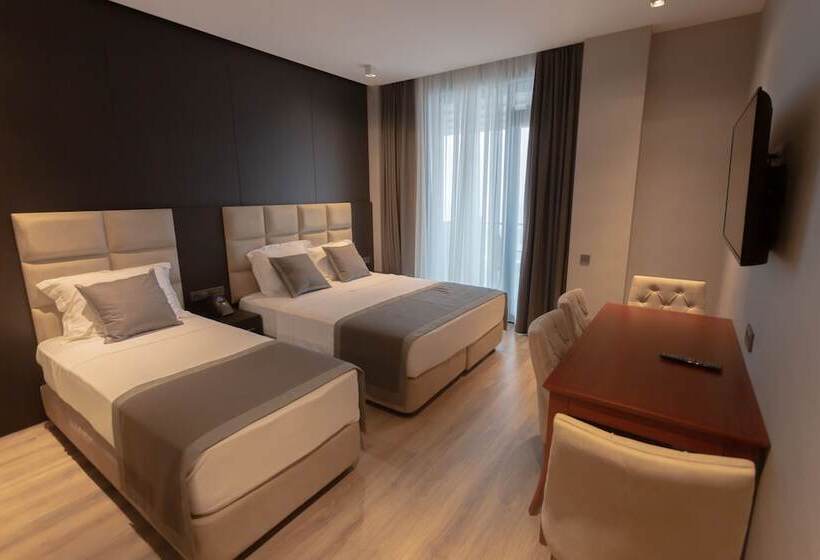 اتاق استاندارد سه نفره, Neptun Palace Kvariati