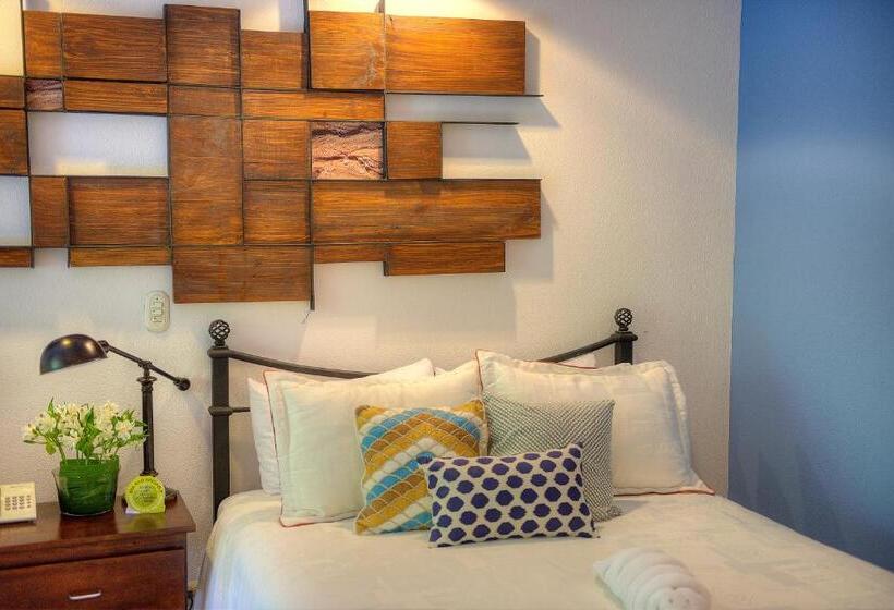 סטודיו משפחתי, Pumilio Mountain & Ocean