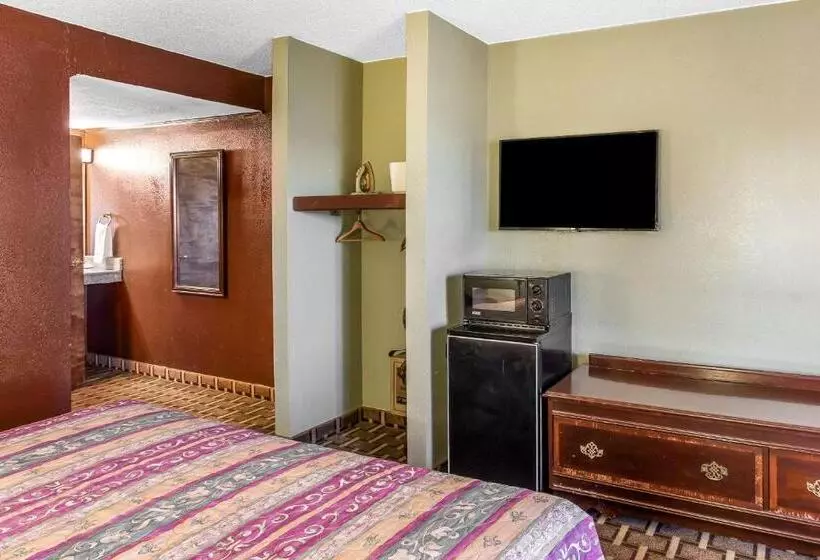 キングサイズベッドのスタンダードルーム, Rodeway Inn & Suites