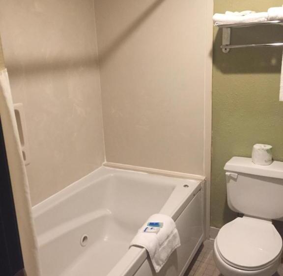 جناح سرير كينج, Rodeway Inn & Suites