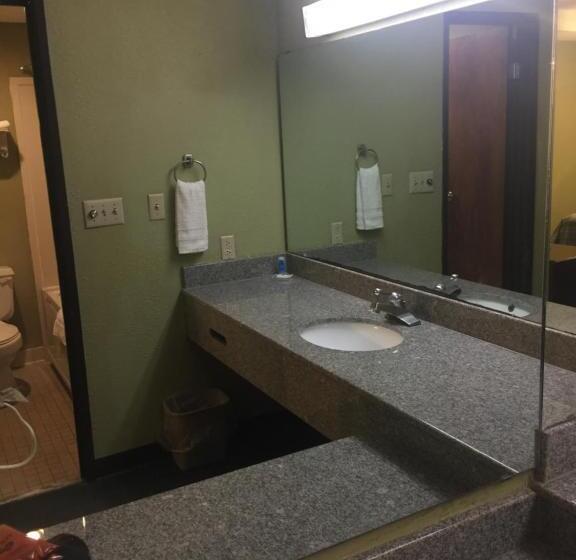 جناح سرير كينج, Rodeway Inn & Suites