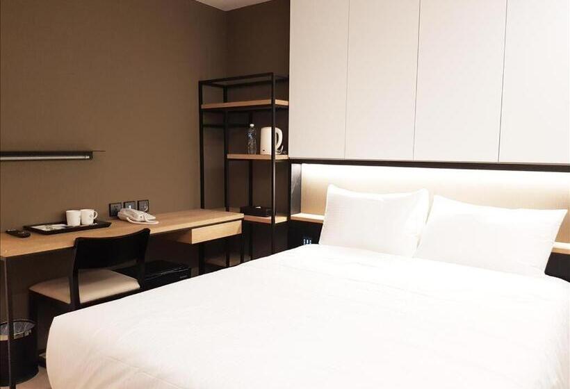 اتاق استاندارد, Comin' Place