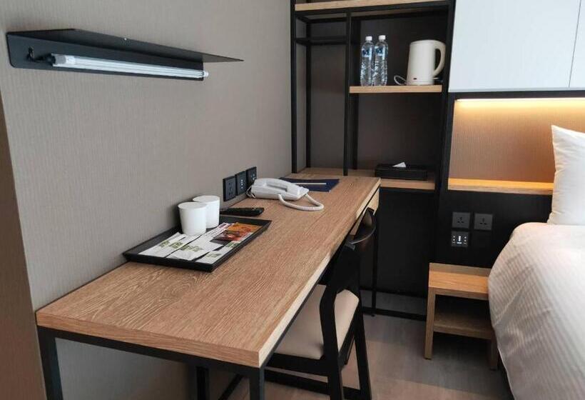 اتاق استاندارد, Comin' Place