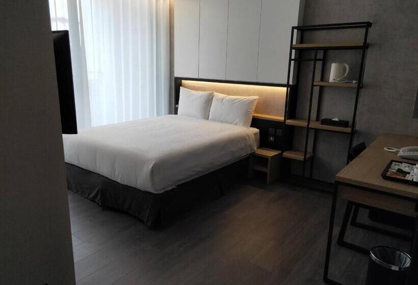 اتاق سوپریور, Comin' Place