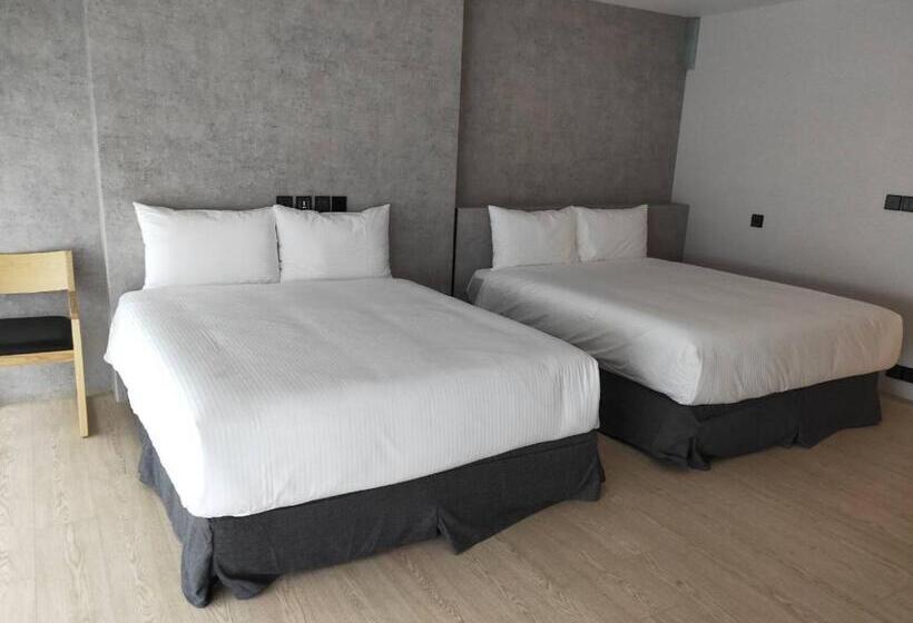 اتاق سوپریور خانوادگی, Comin' Place