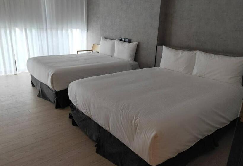 اتاق سوپریور خانوادگی, Comin' Place