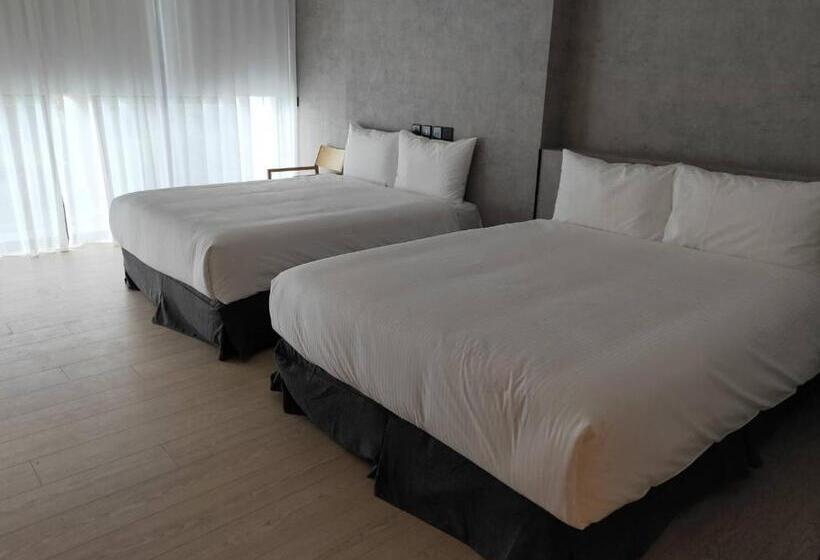 اتاق سوپریور خانوادگی, Comin' Place