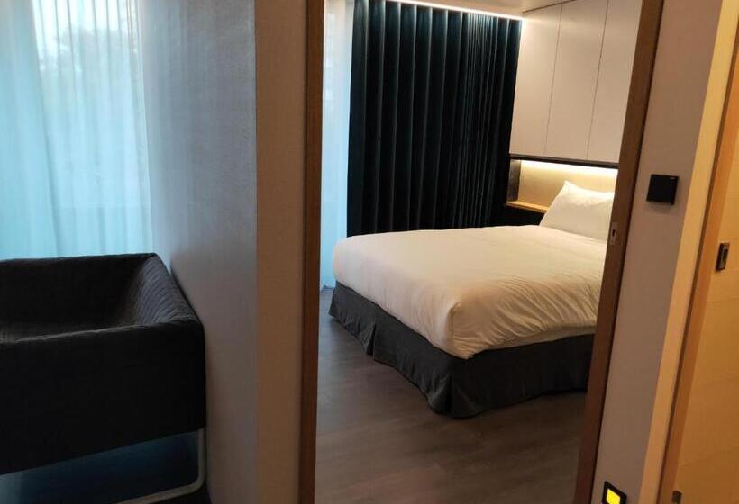 اتاق لوکس, Comin' Place