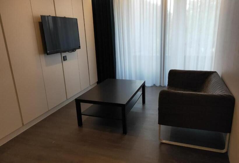 اتاق لوکس, Comin' Place