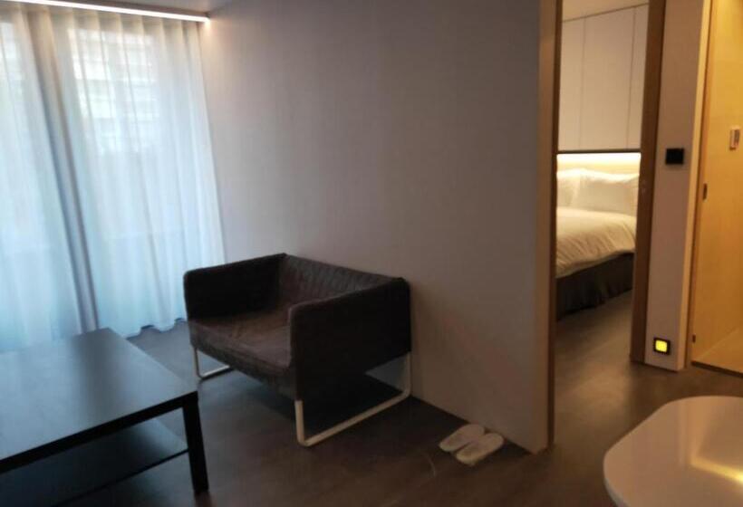 اتاق لوکس, Comin' Place