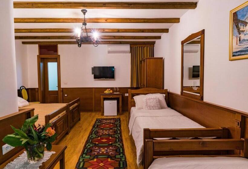 豪华三人间, Castle Park